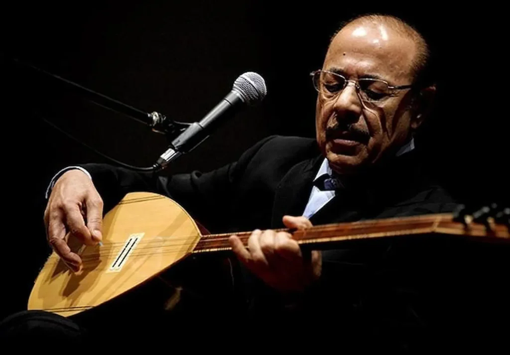 Neşet Ertaş sahnede bağlama çalarken